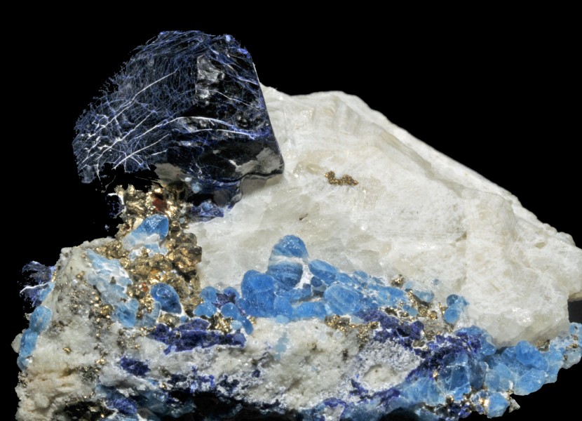Lazurite, afghanite et pyrite sur calcite (Sar-e-Sang, Koksha Valley, Badakshan - Afghanistan)