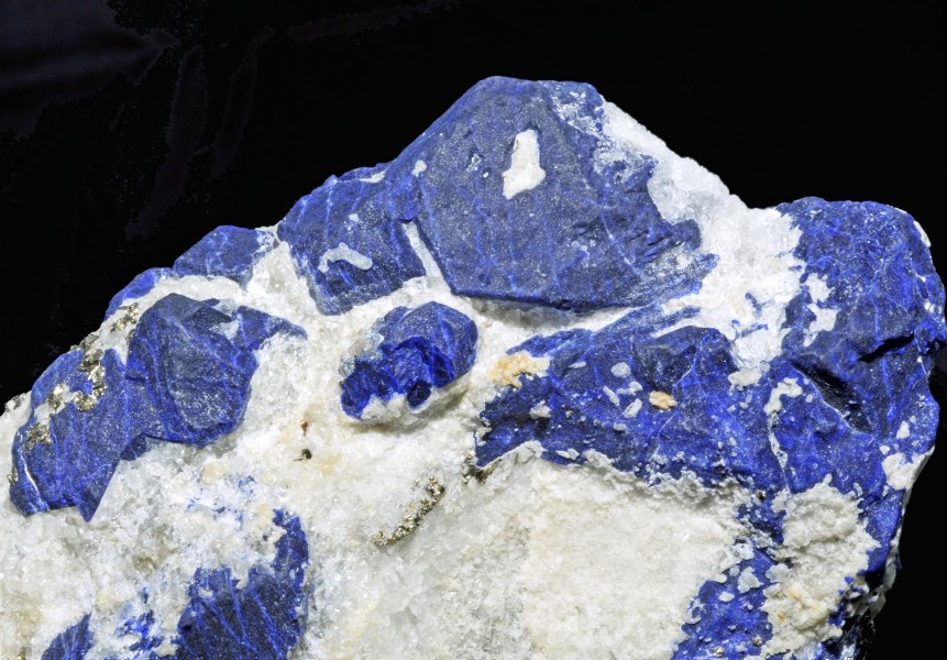 Lazurite, pyrite, calcite 2