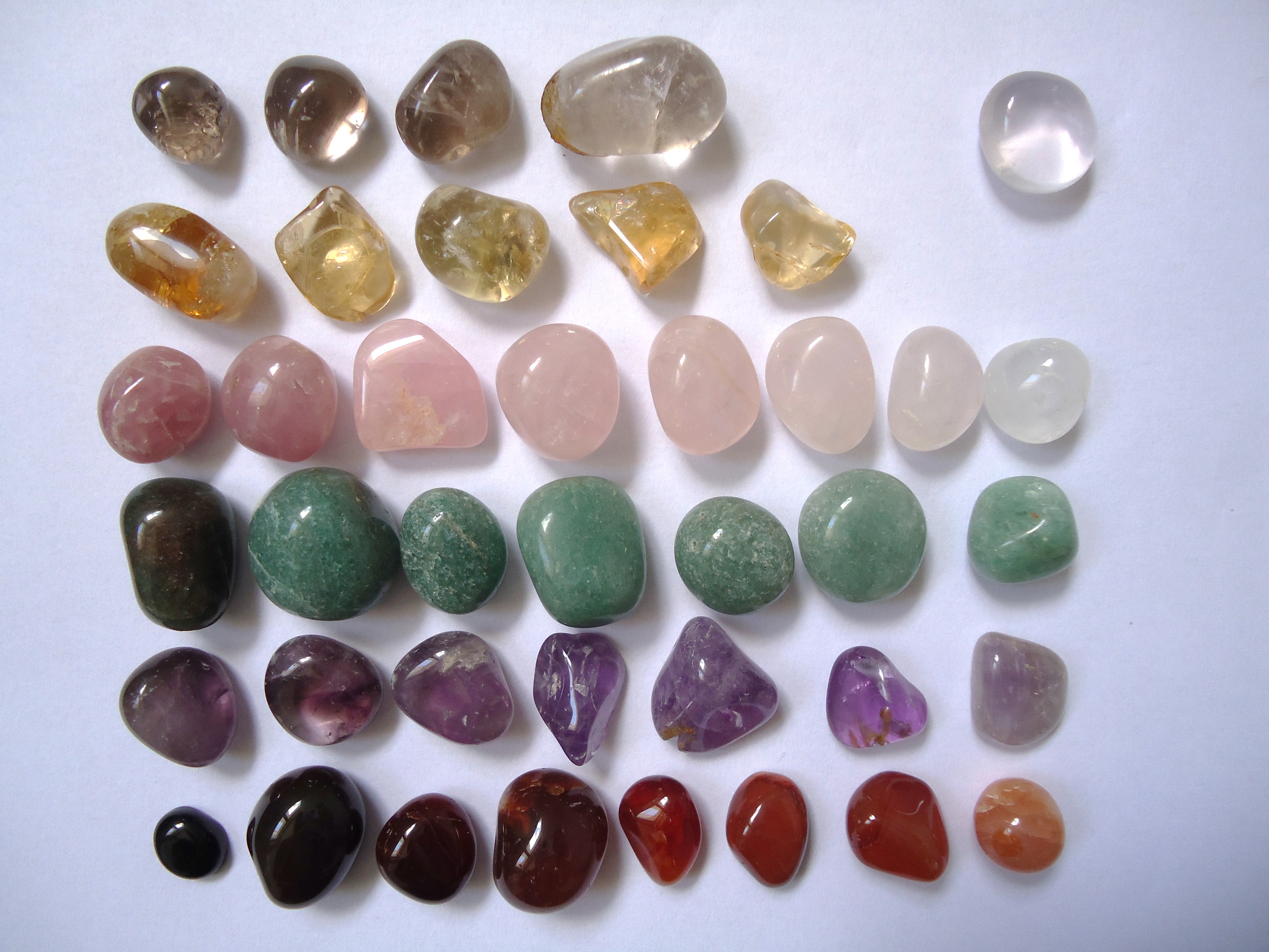 Из какого камня сделан. Кварц камни кварцевые. Кварц разновидности кварца. Кварц полудрагоценный камень. Кварц цвет минерала.