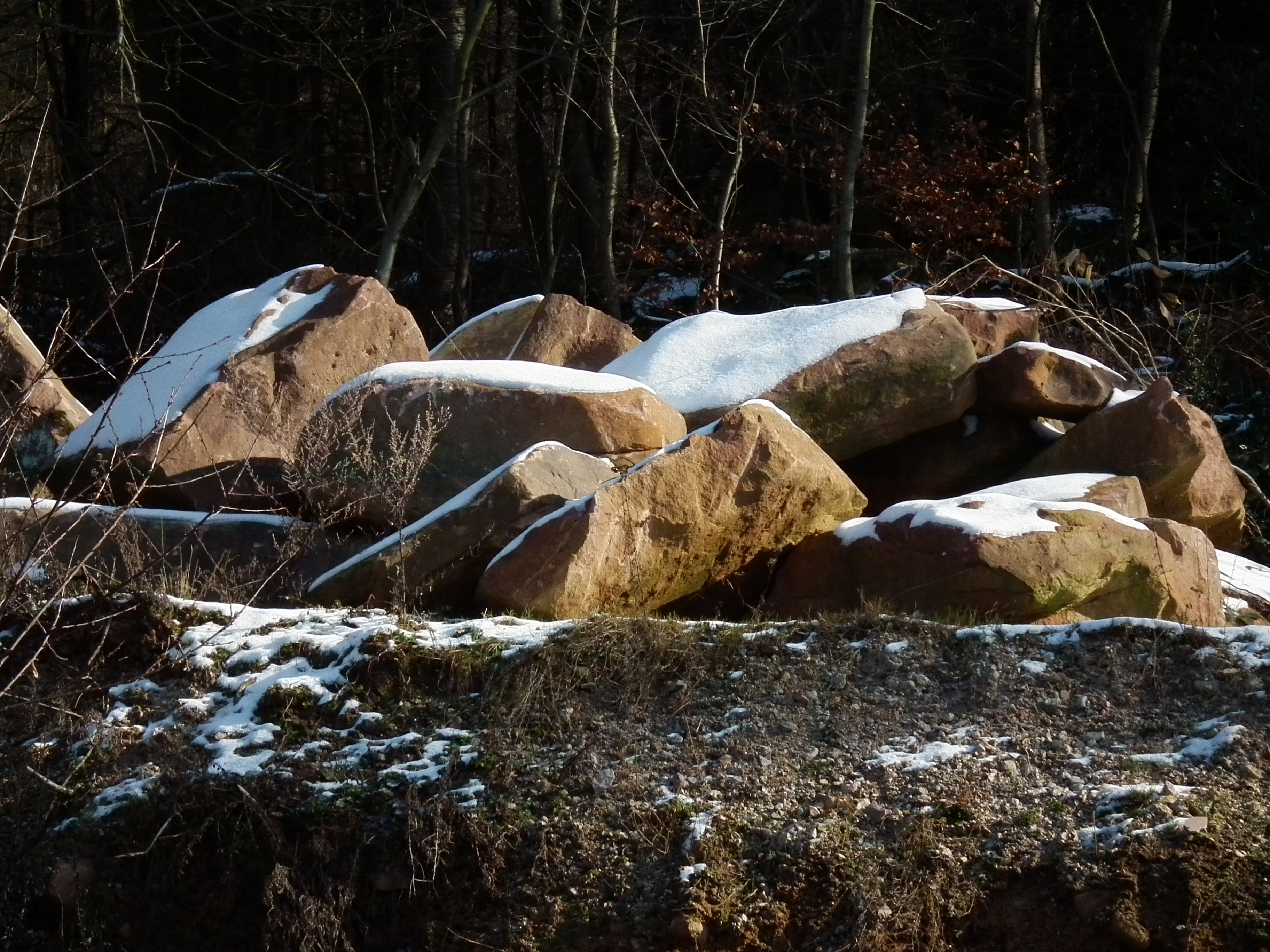 Sandsteinblöcke schneebedeckt