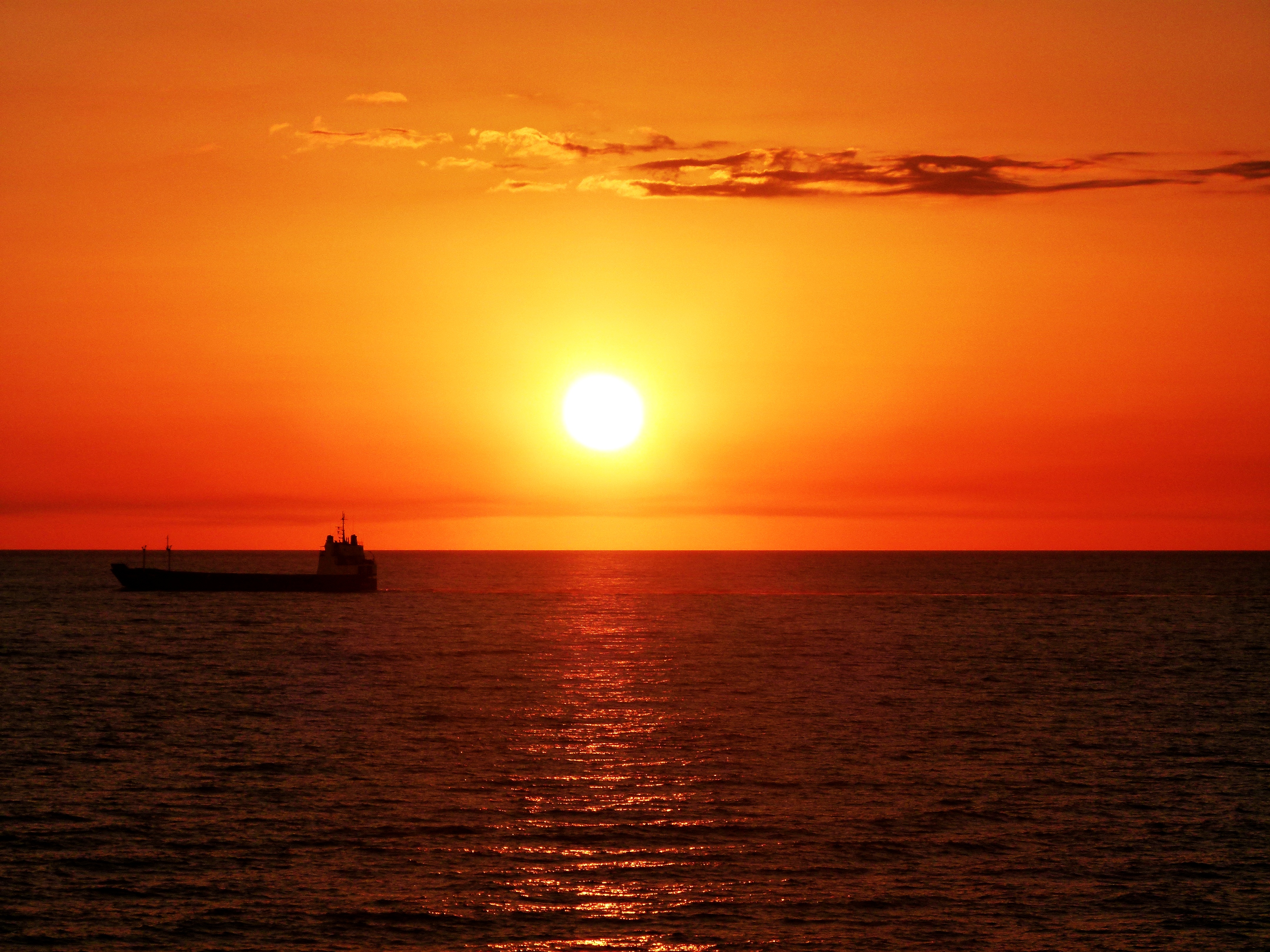Cruzando el atardecer
