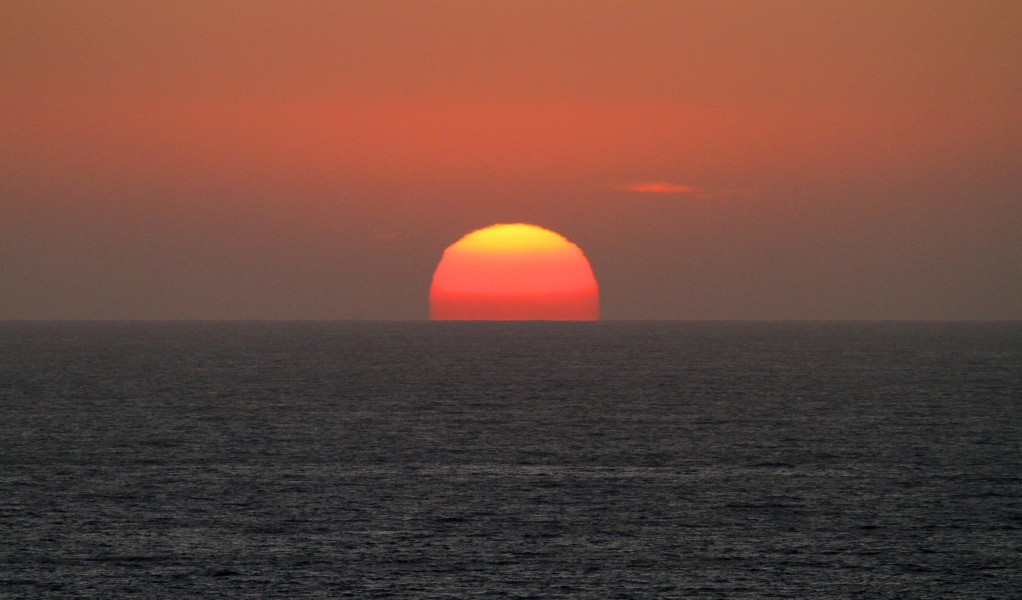 Il sole si immerge nel mare. - panoramio