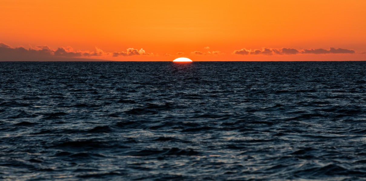 Puesta de sol en isla de San Cristóbal, islas Galápagos, Ecuador, 2015-07-24, DD 162