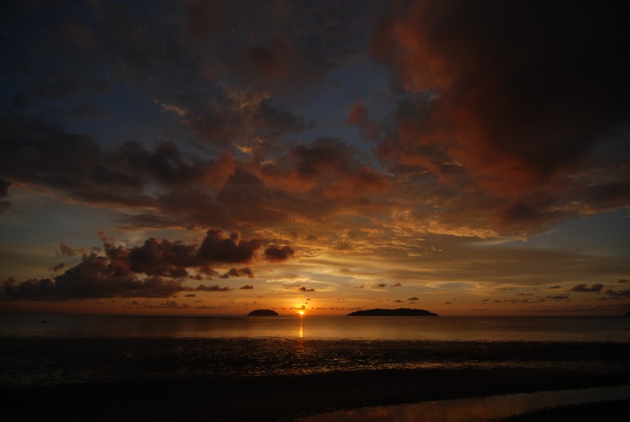 Sunset at Tanjung Aru - panoramio