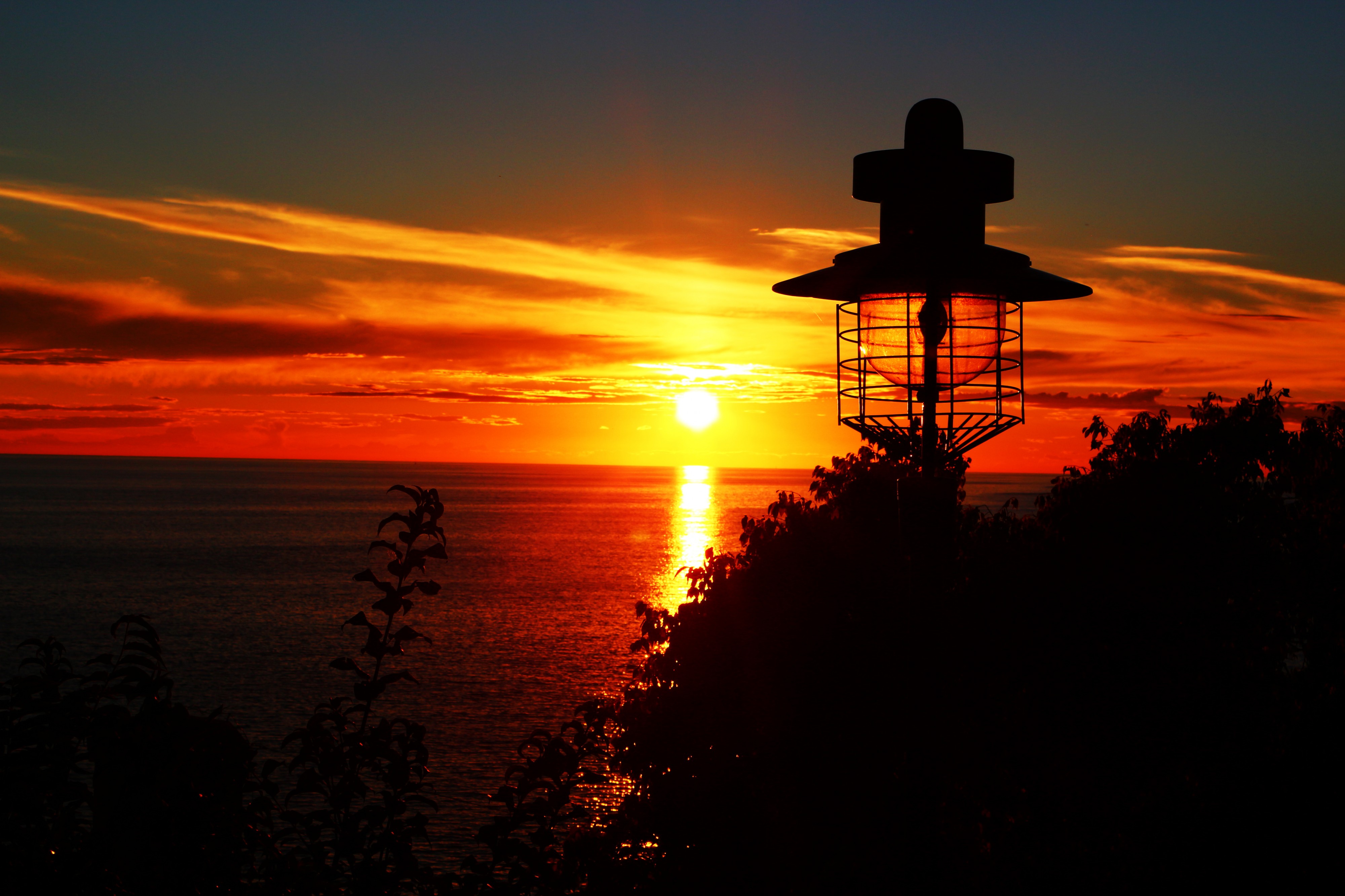 Intensiver Sonnenuntergang mit Straßenlanterne
