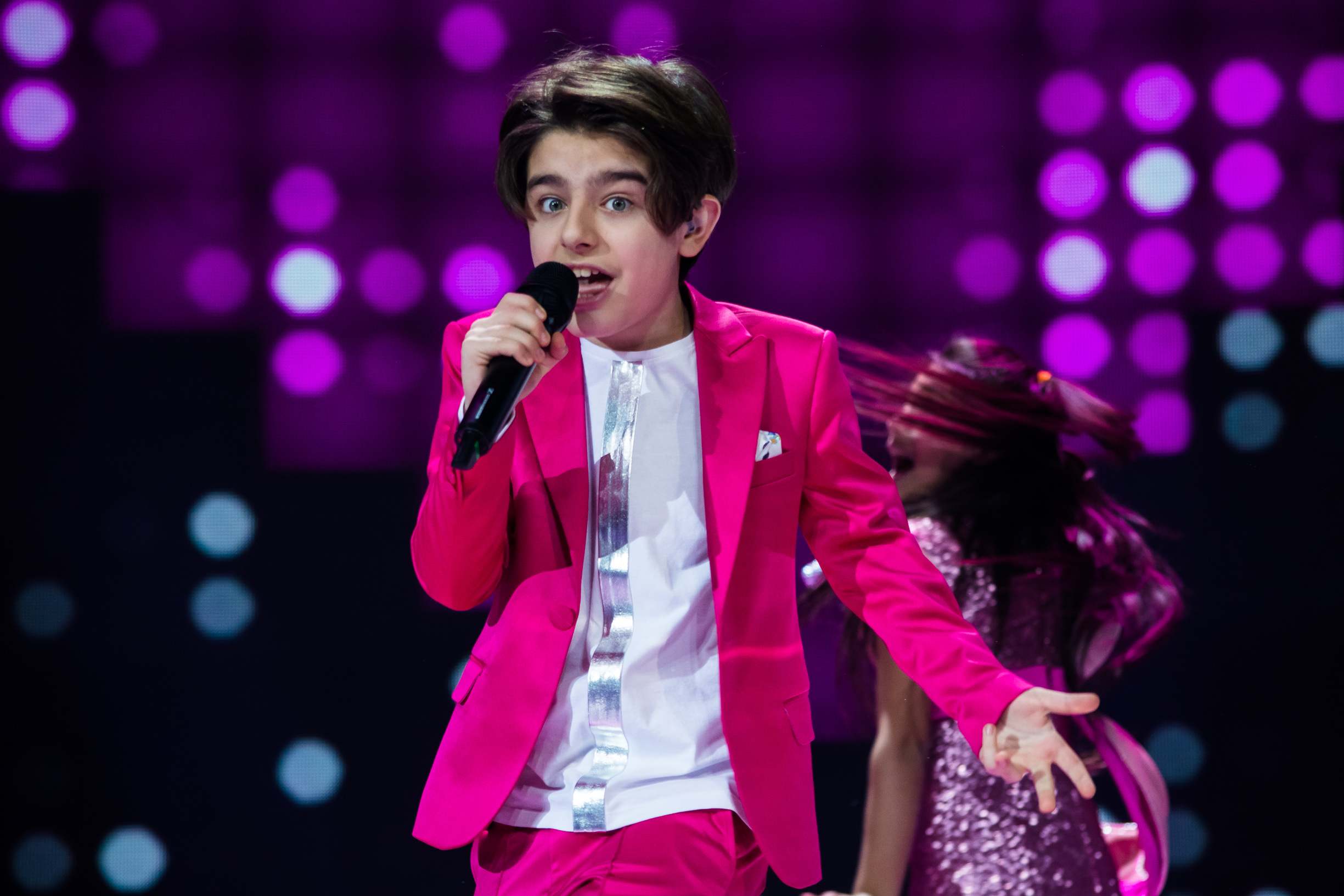 Mika at stage of JESC 2015