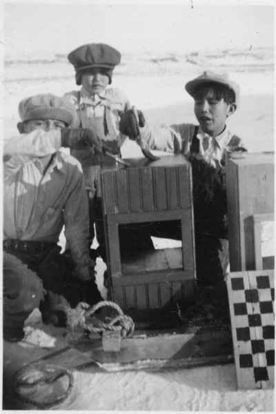 Boys painting box - NARA - 285525
