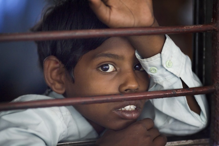 India - Delhi Train boy - 5984