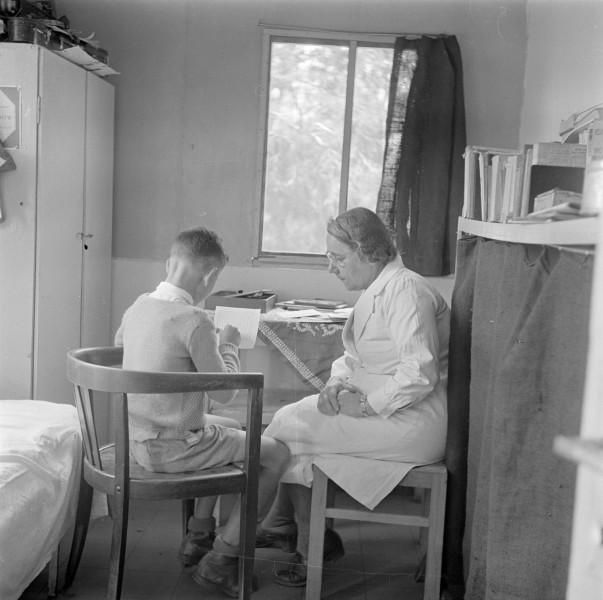 Israël 1948-1949; Ramath-Hasjawim (Ramot HaShavim). Mevrouw dr. Lotte Steinitz, kinderarts en -psychologe, aan het werk in haar praktijk. 255-0146