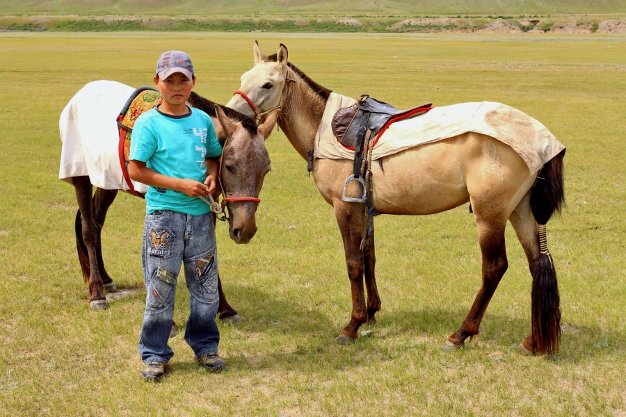 Mongolski chłopiec i konie na stepie podczas lokalnego festiwalu Naadam (04)