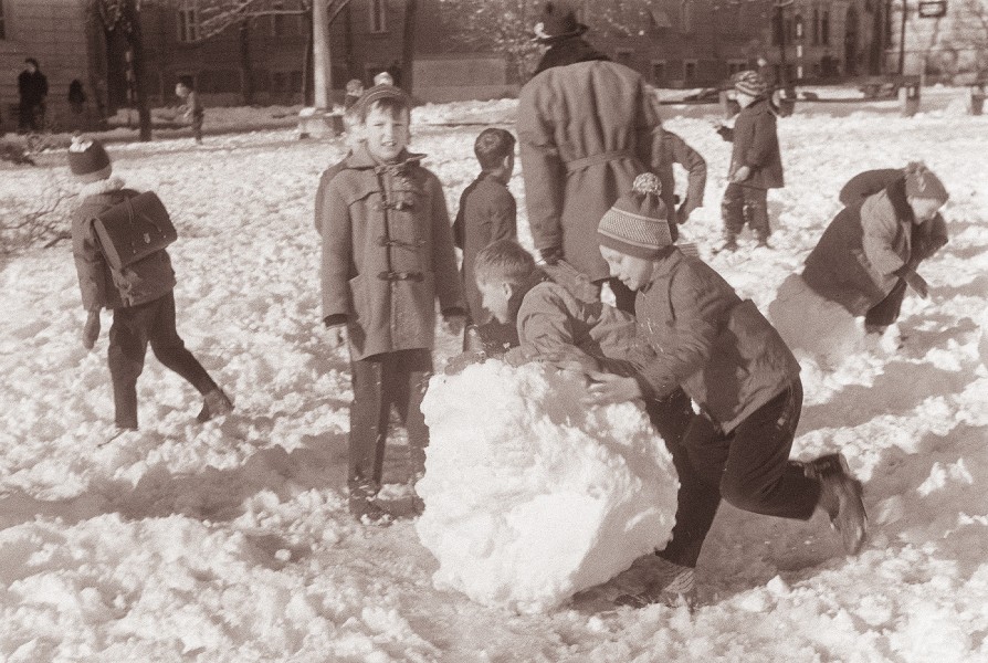 Otroško veselje v parku - zima 1961