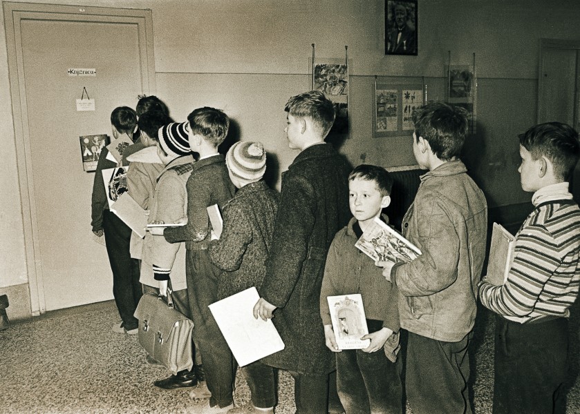 Pred knjižnico polulske šole v Celju 1964