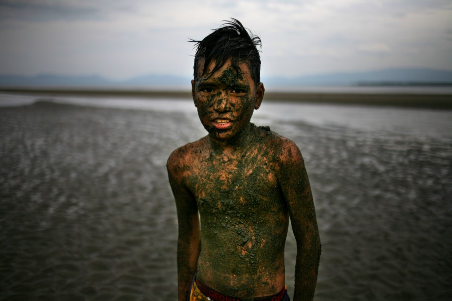 Un ragazzo filippino ricoperto di sabbia vulcanica