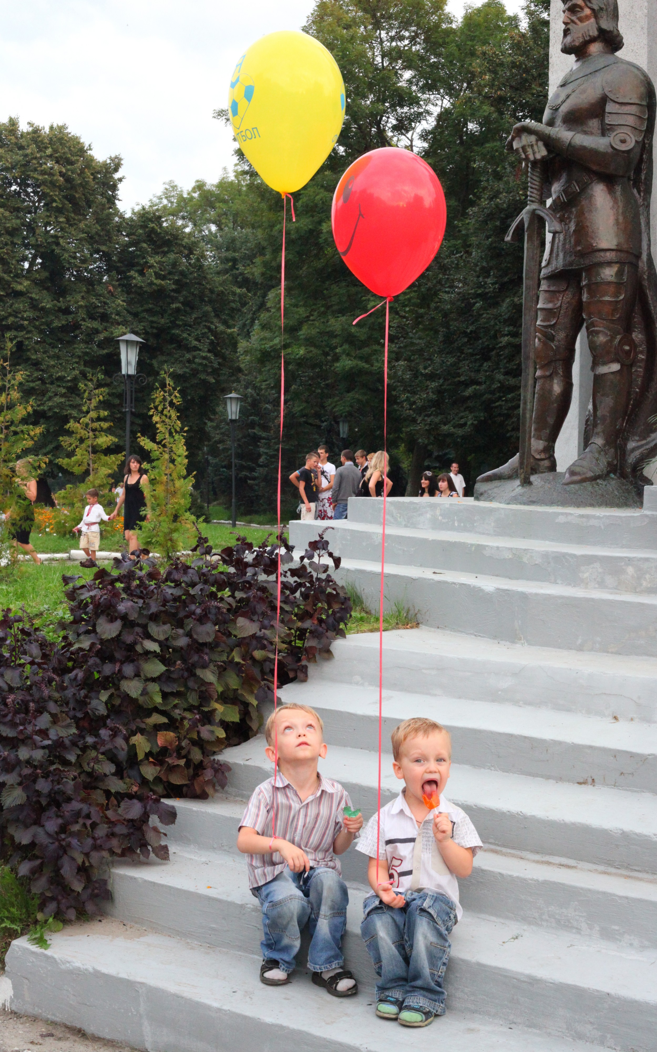 Child boys with baloons