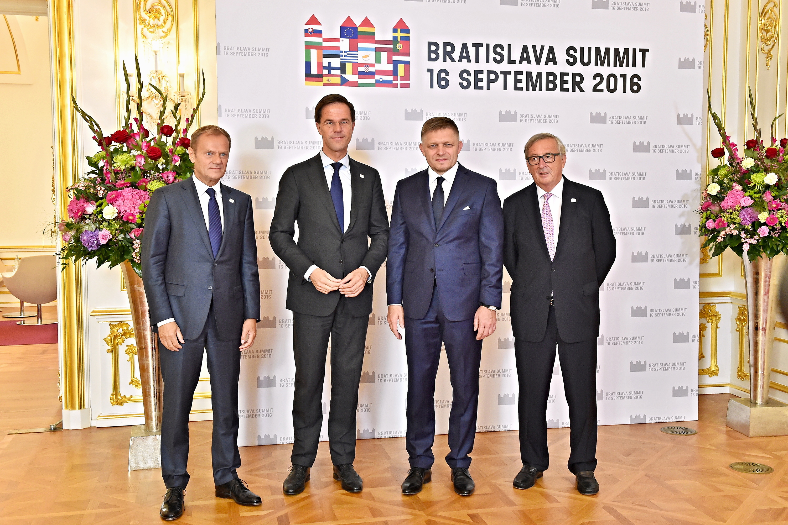 HANDSHAKE - BRATISLAVA SUMMIT 16. SEPTEMBER 2016 (29633731081)