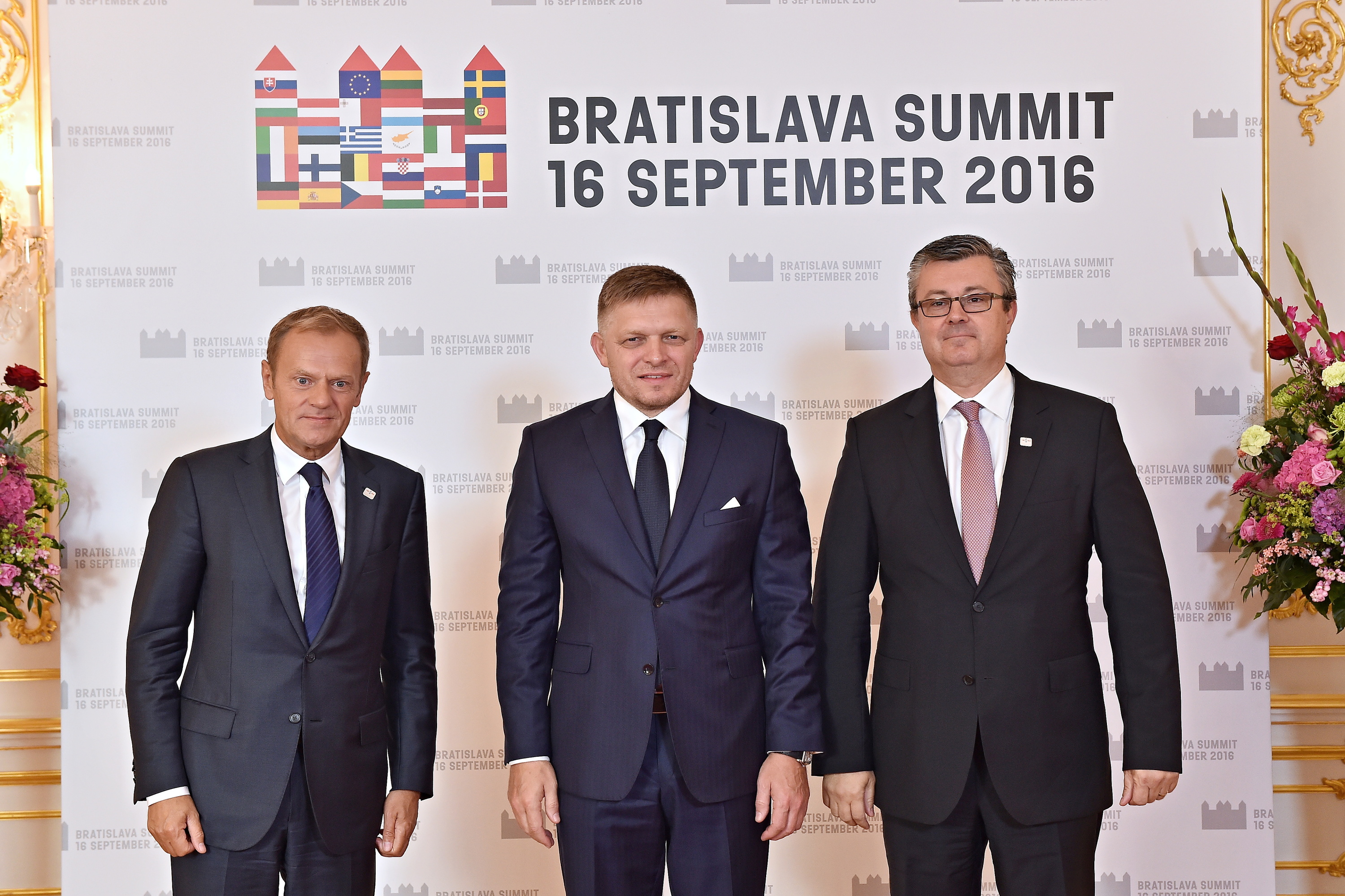 HANDSHAKE - BRATISLAVA SUMMIT 16. SEPTEMBER 2016 (29714987435)
