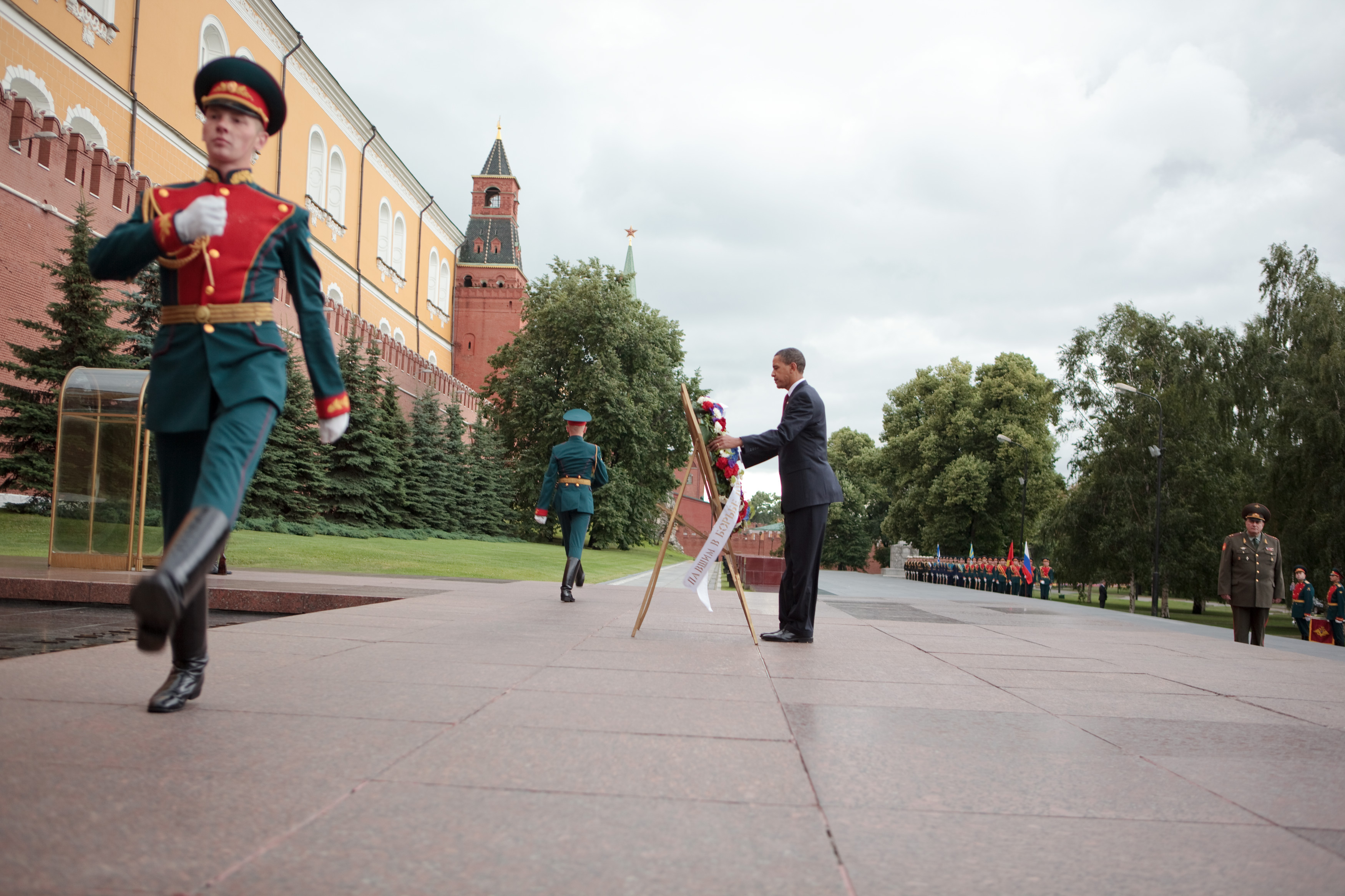 Obama at Tomb of the Unknown Soldier in Moscow