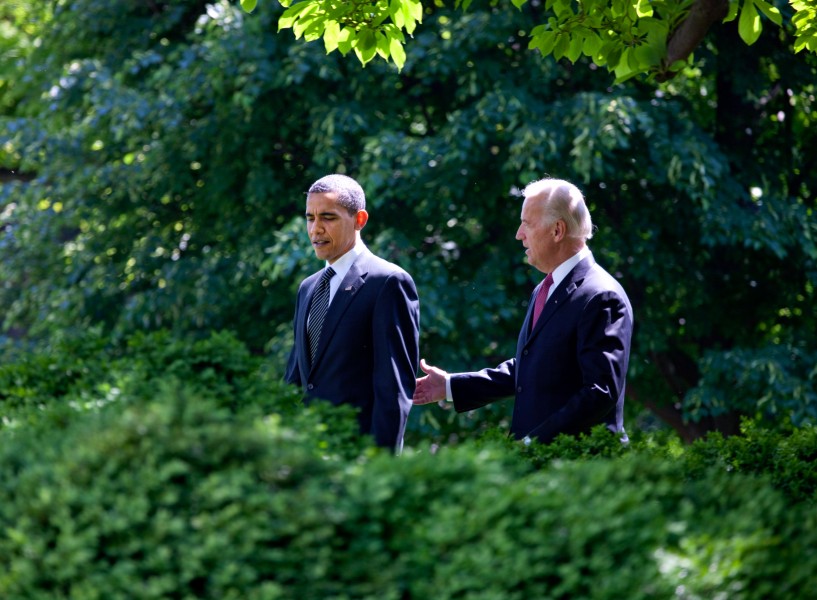 Barack Obama and Joe Biden walk to the Rose Garden 2009-05-12