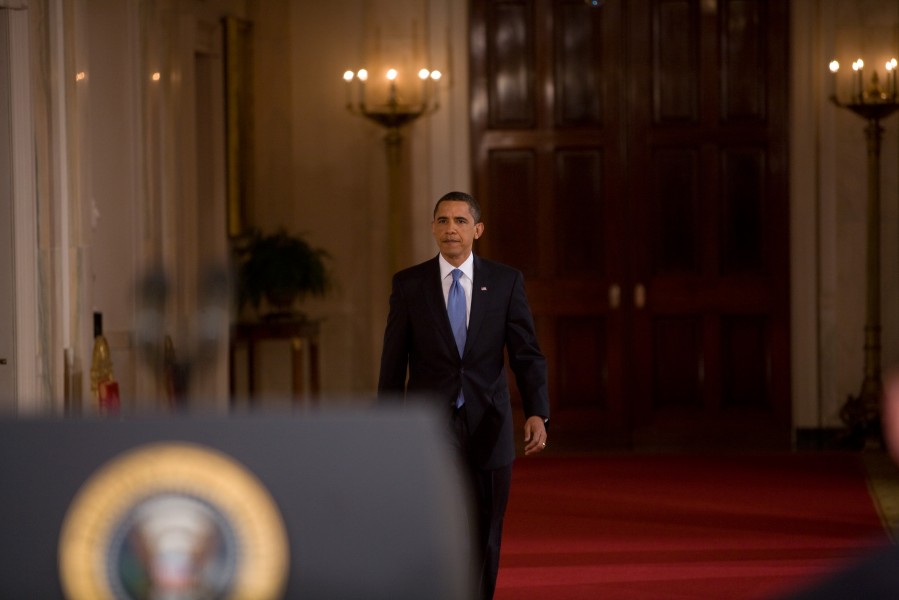 Barack Obama approaches the podium 2009-04-29