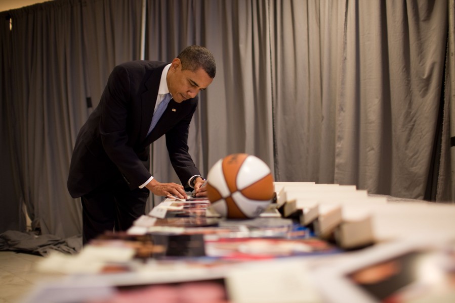 Barack Obama signs pictures and other items, 2010