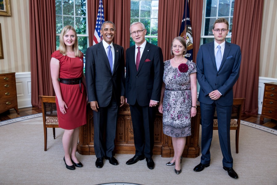 Barack Obama with Andris Teikmanis and Family (29180903143)