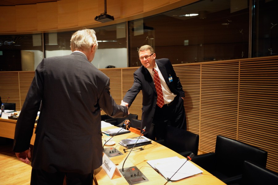 Erkki Tuomioja, president Nordiska radet halsar Matti Vanhanen, Finlands statsminister vid ett mote under Nordiska radets session i Helsingfors 2008-10-28
