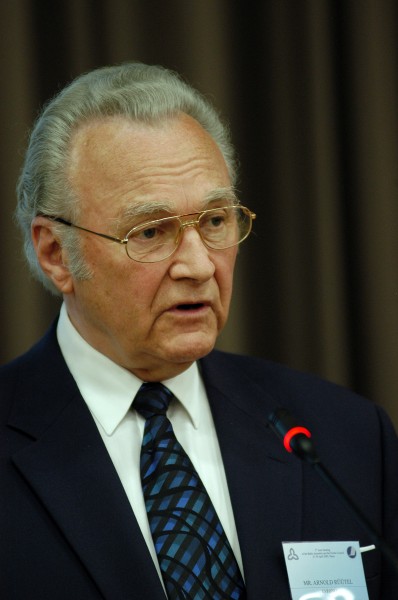 Estlands president Arnold Ruutel talar under Nordiska radet och Baltiska forsamlingens temamote i Parnu