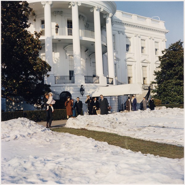 First Lady and Daughter depart White House for Glen Ora. President Kennedy, holding Caroline Kennedy, First Lady... - NARA - 194195