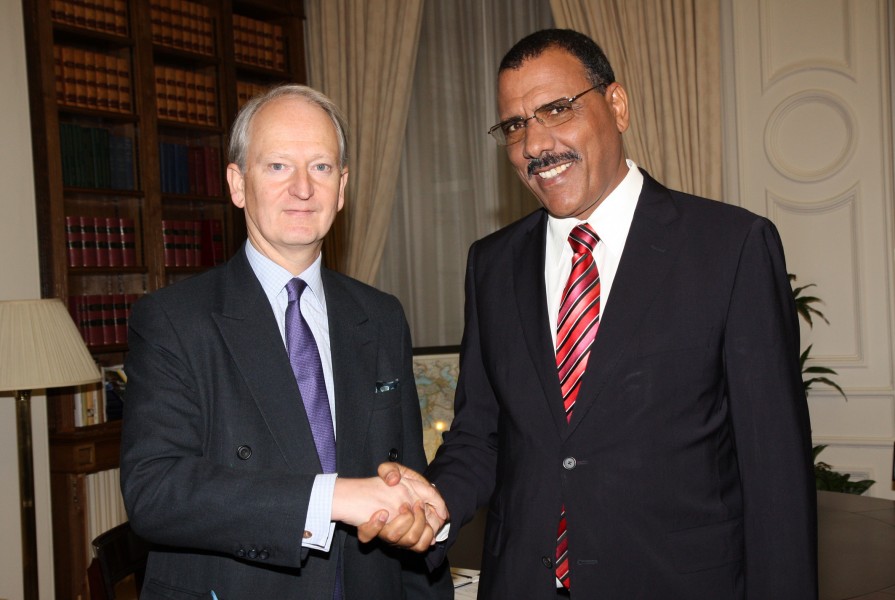 Foreign Office Minister Henry Bellingham meeting Mohamed Bazoum, Foreign Minister of Niger in London, 15 December 2011. (6515690789)
