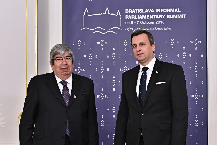 HANDSHAKE - BRATISLAVA INFORMAL PARLIAMENTARY SUMMIT 2016-10-07 (30052395342)