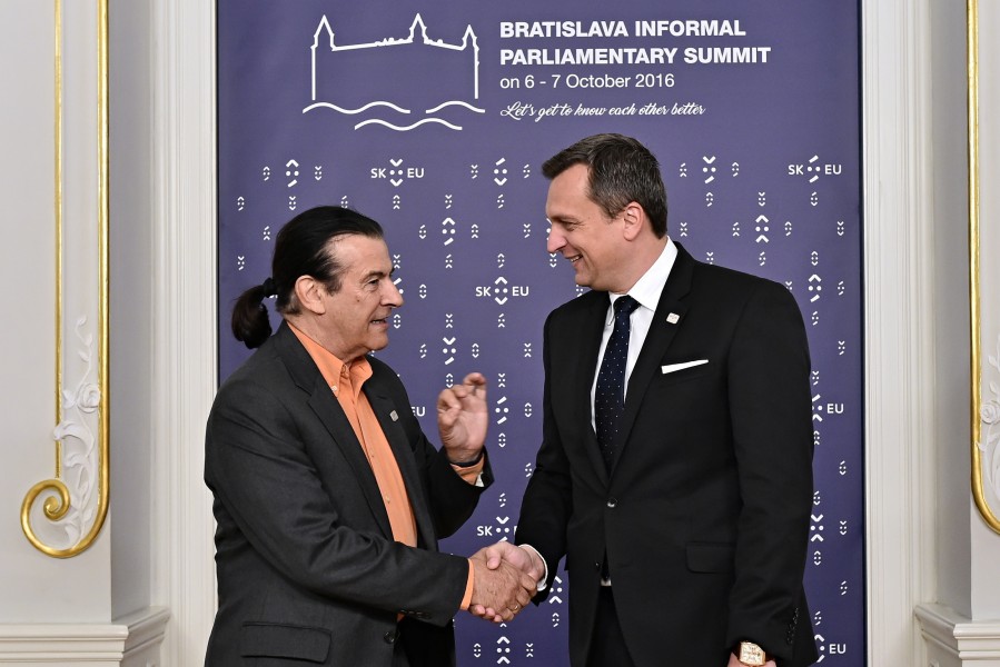 HANDSHAKE - BRATISLAVA INFORMAL PARLIAMENTARY SUMMIT 2016-10-07 (30052395592)