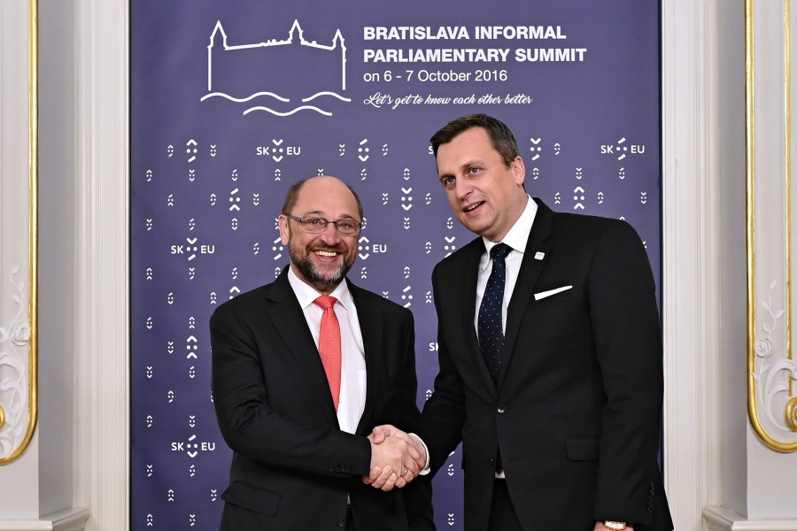 HANDSHAKE - BRATISLAVA INFORMAL PARLIAMENTARY SUMMIT 2016-10-07 (30052397302)