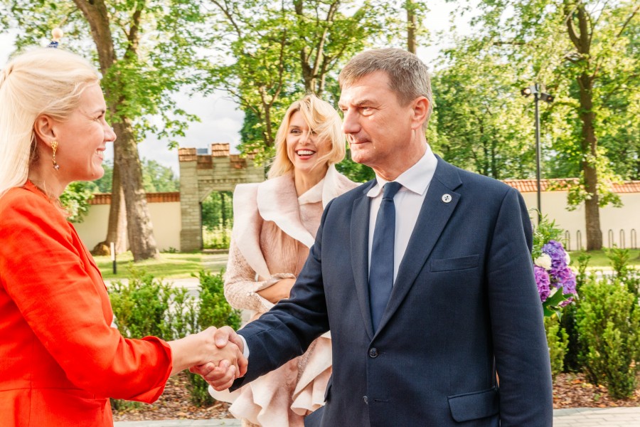 Informal meeting of competitiveness and telecommunications ministers. Arrival and welcome Kadri Simson, Urve Palo and Andrus Ansip (35817734112)
