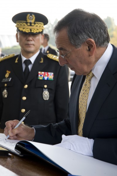Leon Panetta signs his name to the book of visitors to the Seoul National Cemetery