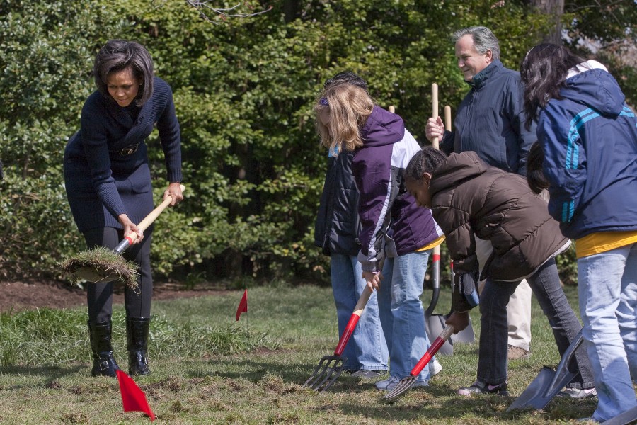Michelle Obama breaks ground on White House Kitchen Garden 3-20-09 1