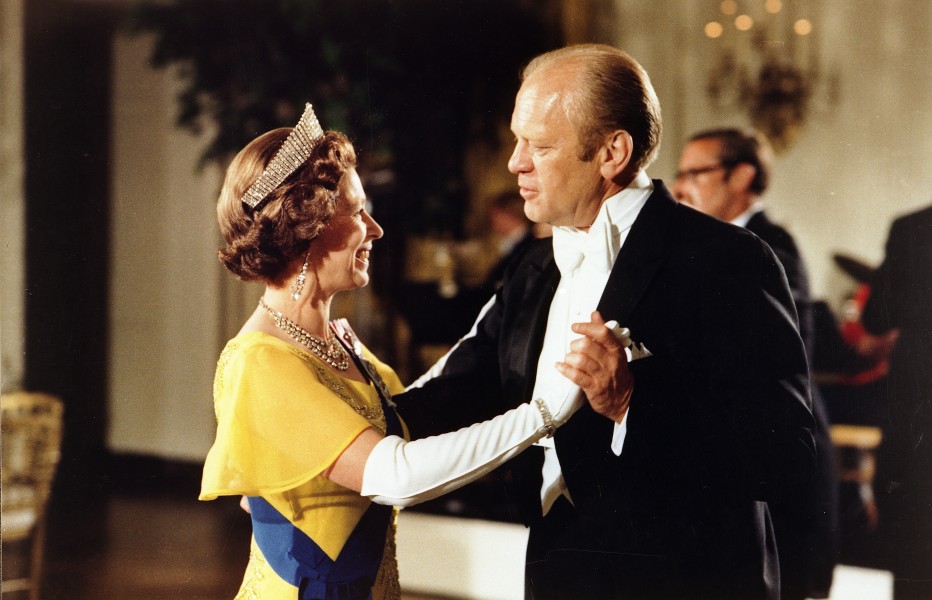 President Ford and Queen Elizabeth dance - NARA - 6923701