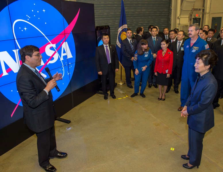 President Park Geun-hye of South Korea Visits NASA Goddard (21988110169)