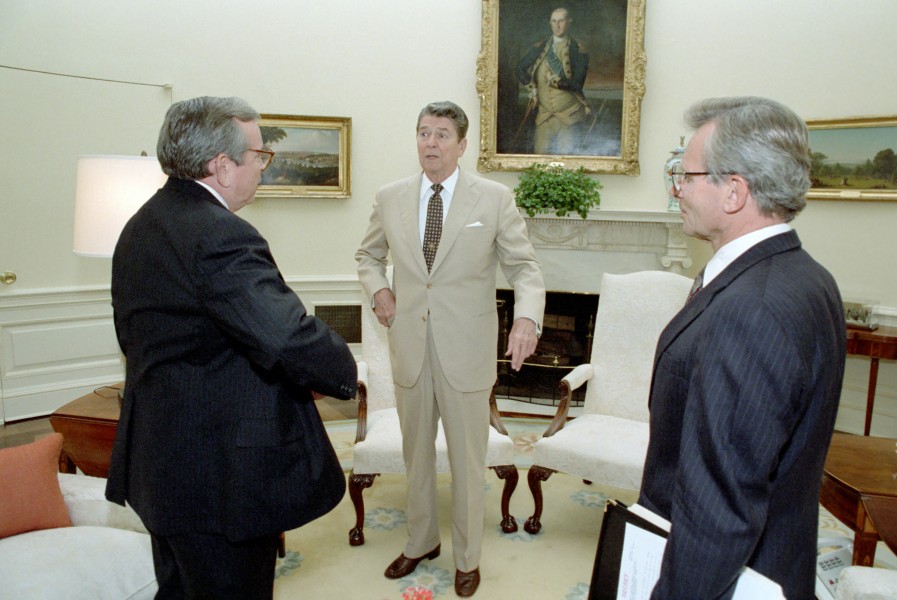 Reagan’s meeting with Oleg Gordievsky in the Oval Office (02)