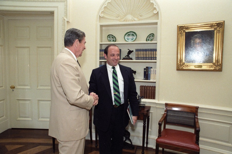 Reagan’s meeting with Oleg Gordievsky in the Oval Office (03)