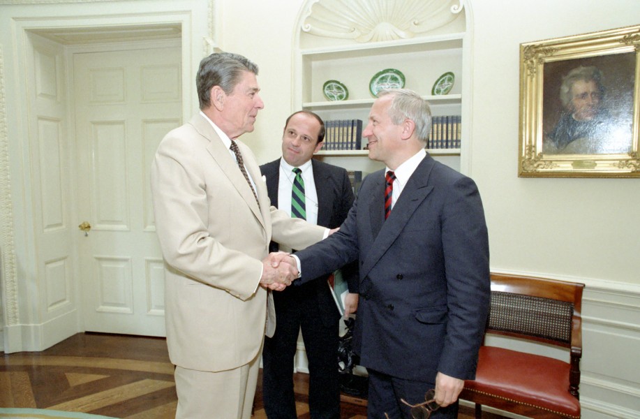 Reagan’s meeting with Oleg Gordievsky in the Oval Office (04)