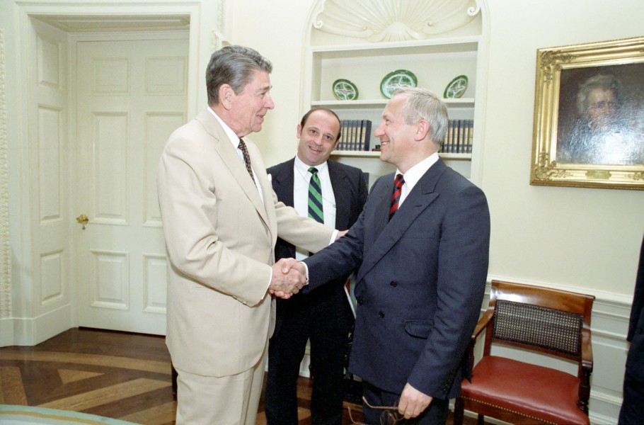 Reagan’s meeting with Oleg Gordievsky in the Oval Office (05)