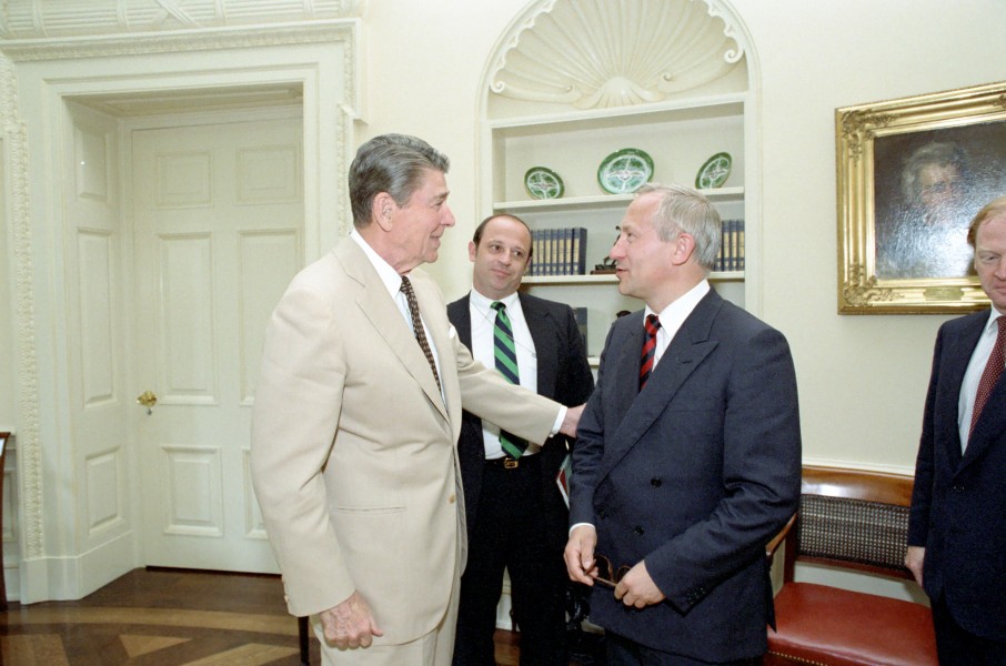 Reagan’s meeting with Oleg Gordievsky in the Oval Office (06)