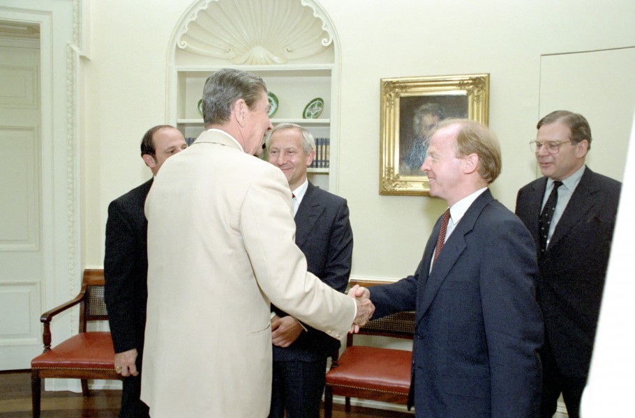 Reagan’s meeting with Oleg Gordievsky in the Oval Office (07)
