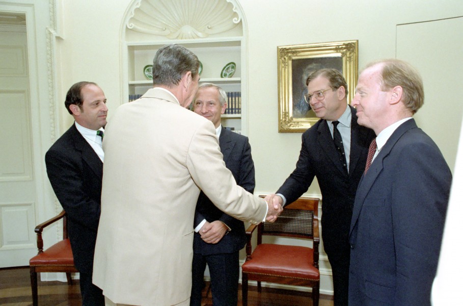 Reagan’s meeting with Oleg Gordievsky in the Oval Office (08)