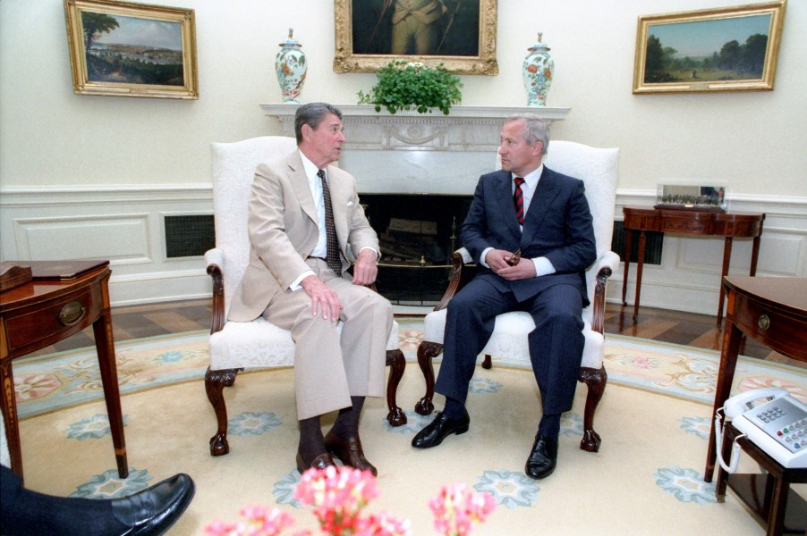Reagan’s meeting with Oleg Gordievsky in the Oval Office (16)