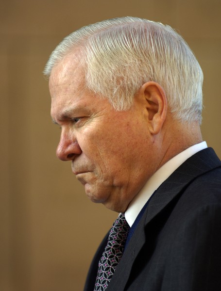 Robert M. Gates pays his respects to the India Gate Memorial