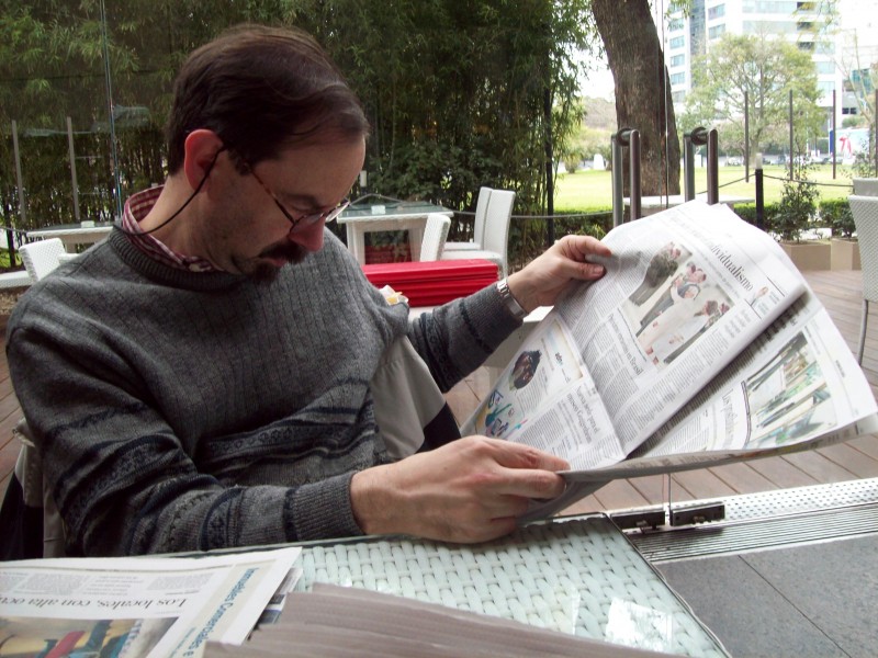 Roberto Fiadone leyendo el diario