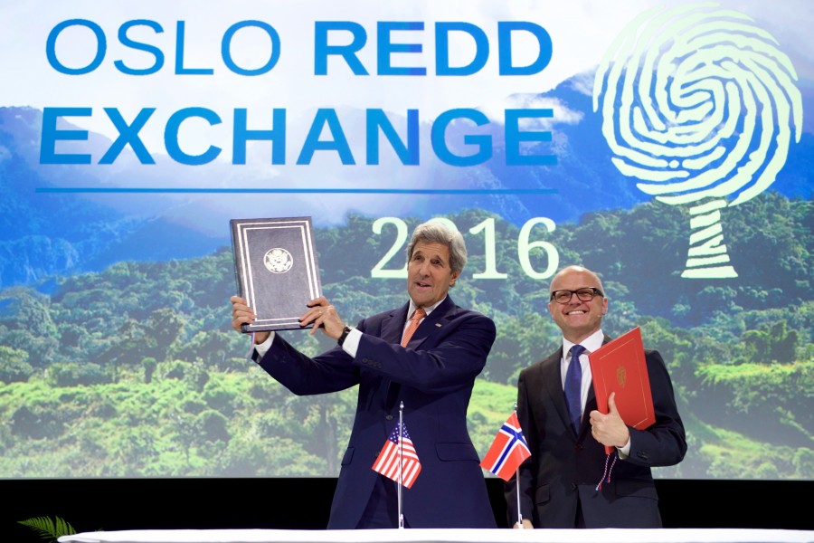 Secretary Kerry Accepts an Award From Norwegian Environment Minister Helgesen in Oslo (27415096490)