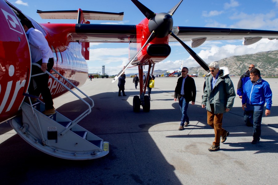 Secretary Kerry Prepares to Board a Plane to Ilulissat, Greenland (27144508013)