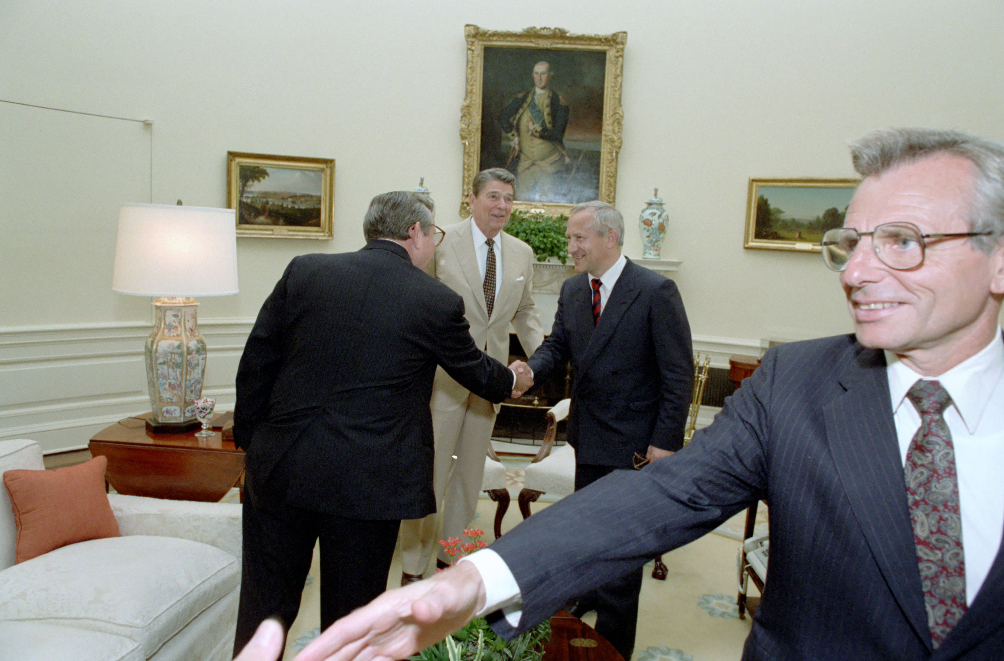 Reagan’s meeting with Oleg Gordievsky in the Oval Office (09)